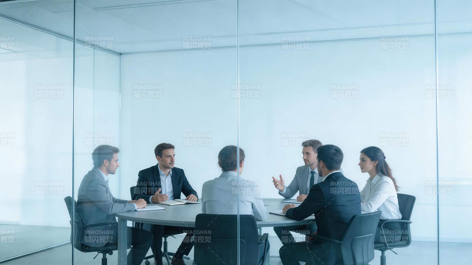 六人围坐玻璃会议室进行商务讨论图片