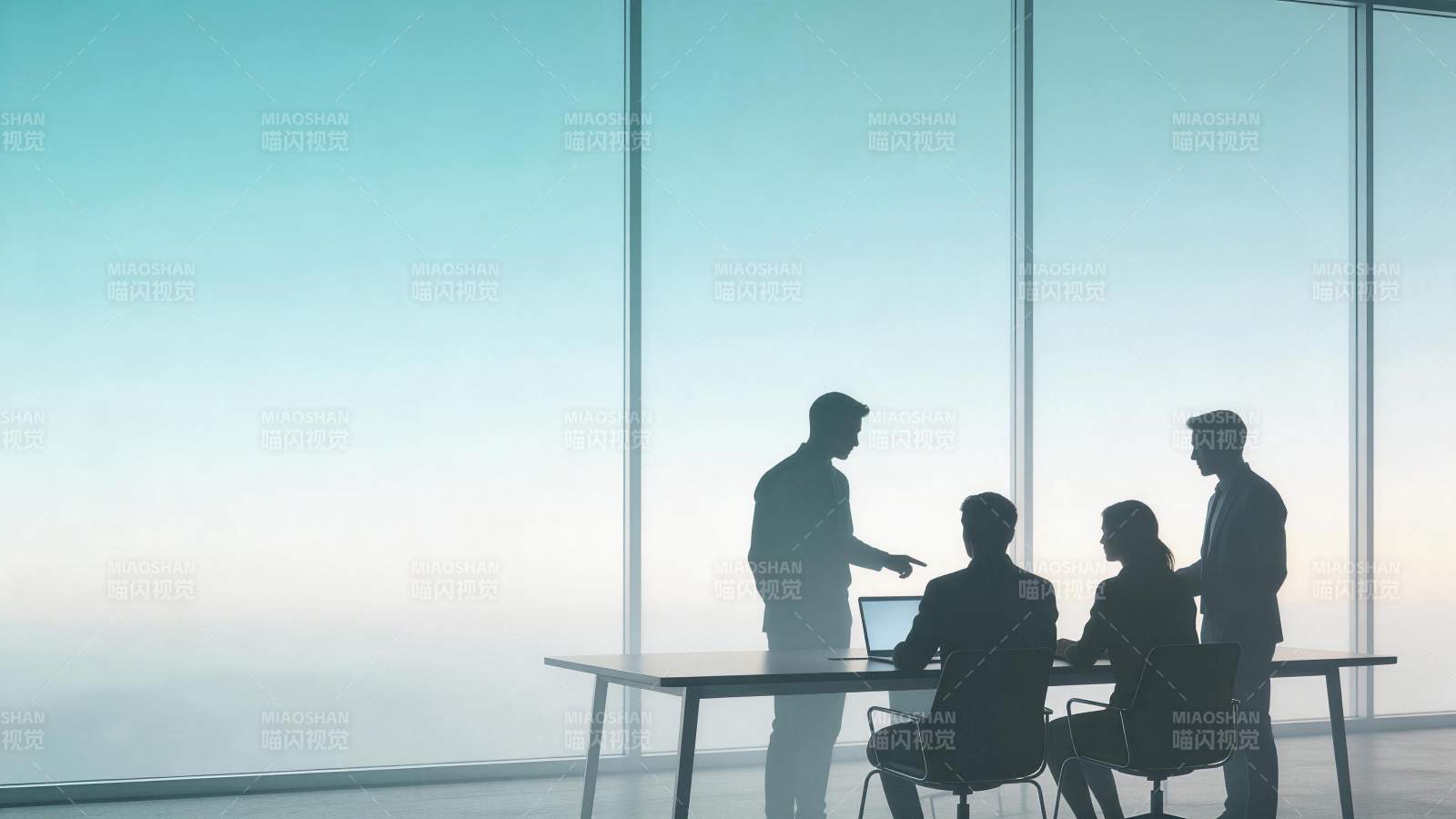 四人会议剪影在落地窗前讨论工作图片