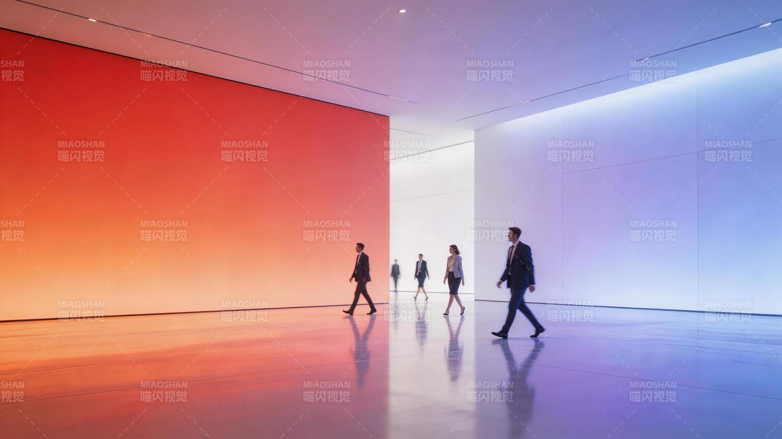 现代艺术展厅内行人穿行于渐变色巨幅墙面间图片