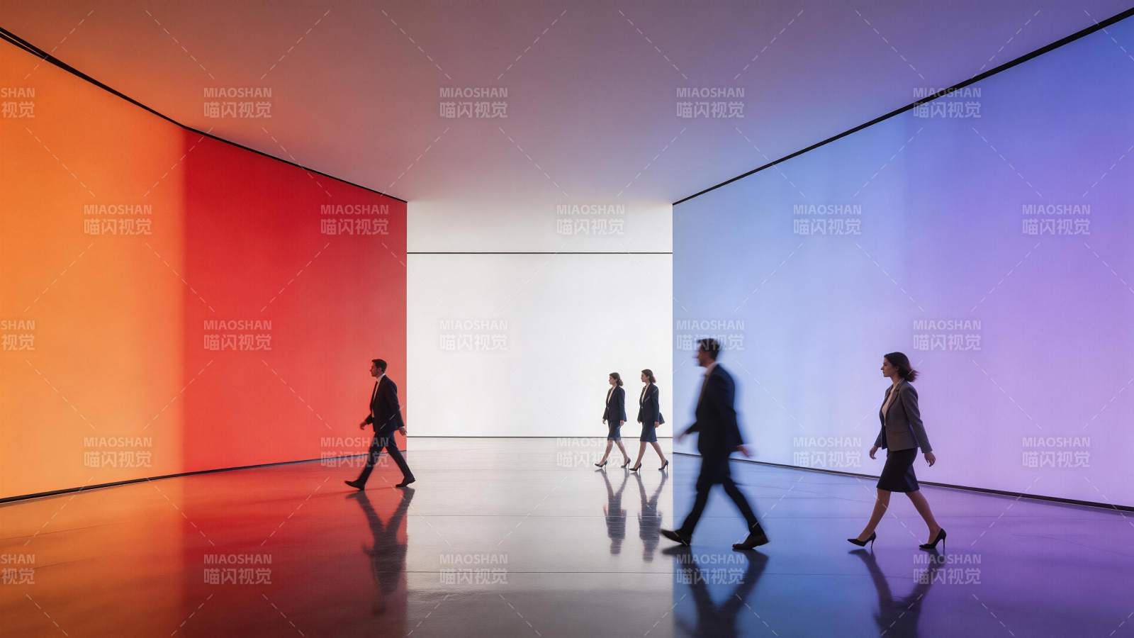 多人穿正装在彩色渐变光影走廊中行走图片