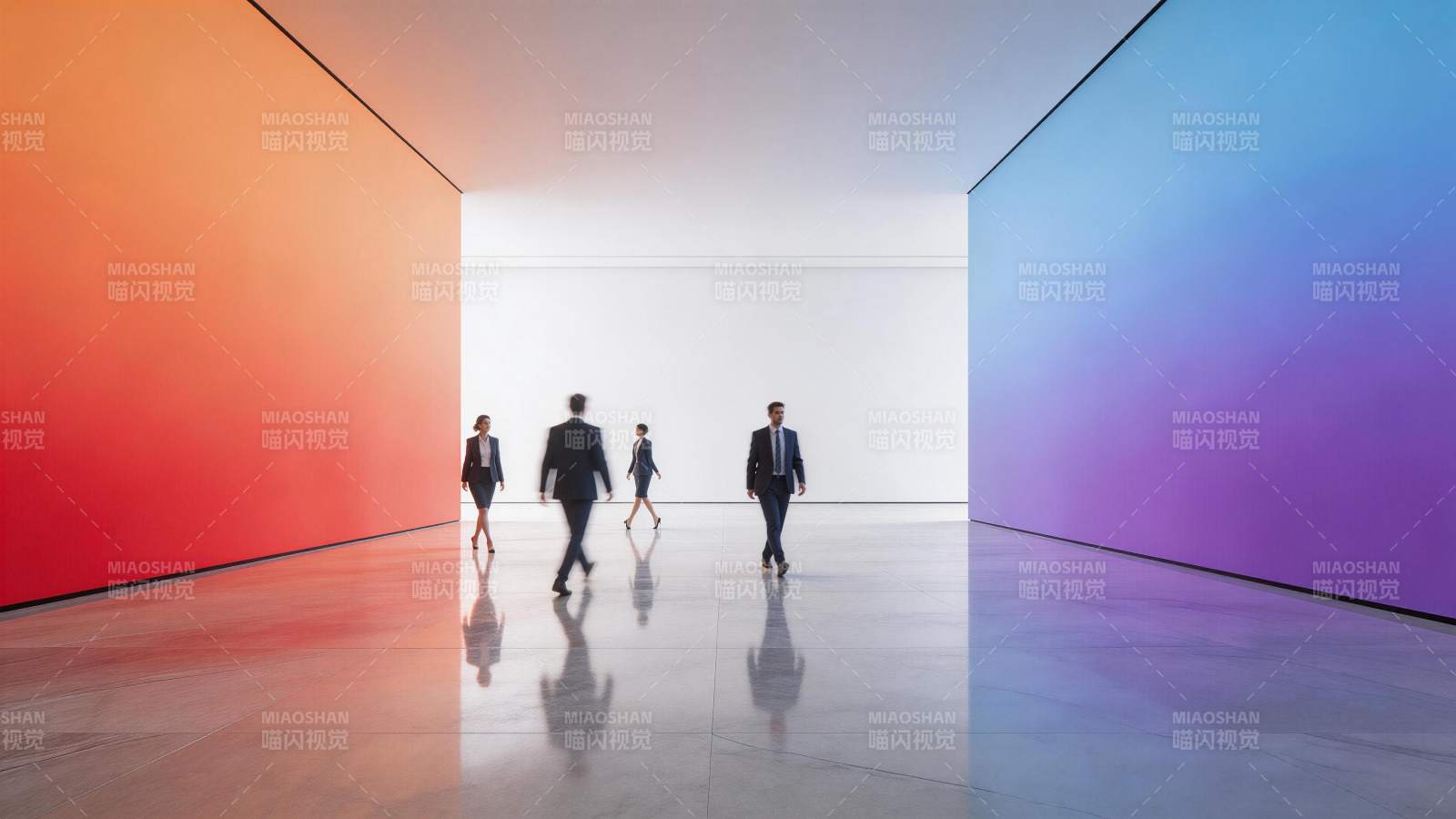 四位商务人士穿行于彩色渐变艺术走廊图片