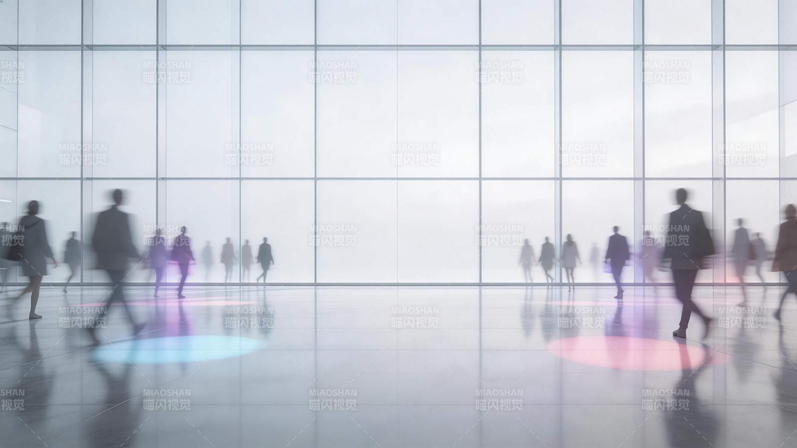 现代玻璃幕墙大厅中行走的人群剪影图片