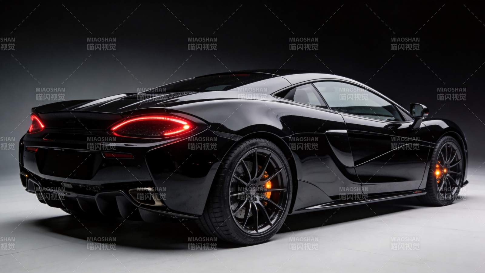 黑色跑车侧面后视特写展示流线车身与尾灯图片
