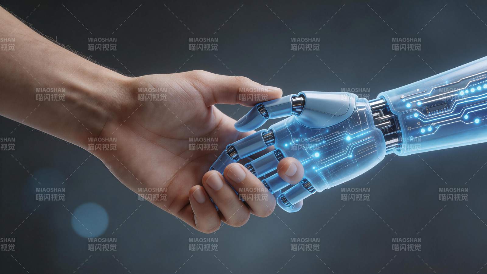 人类手掌与发光机械手臂握手特写图片