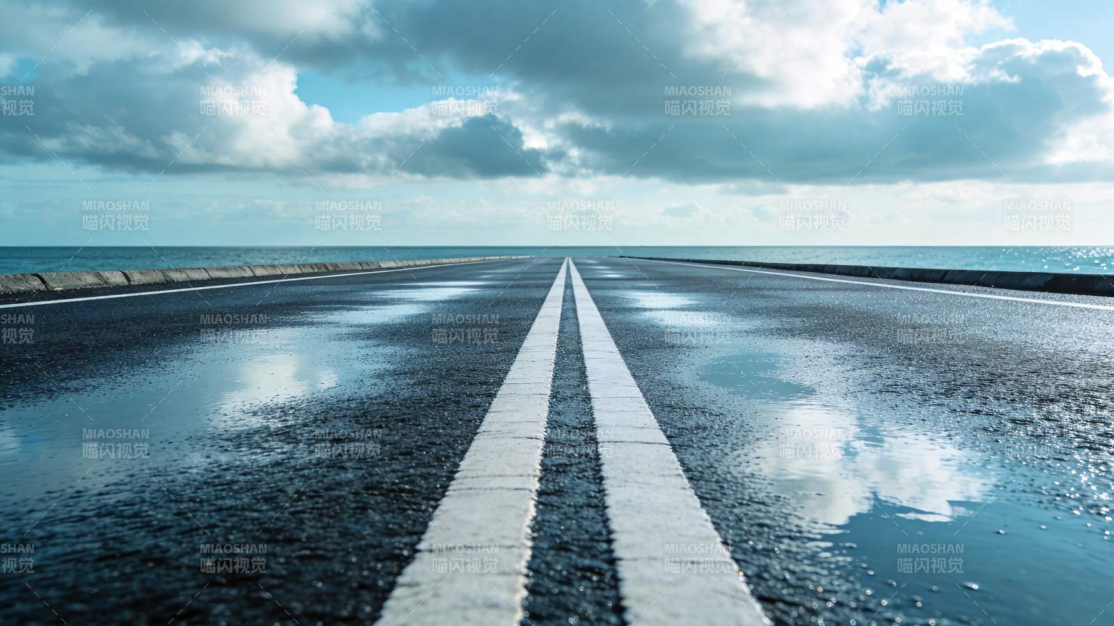 海边湿滑公路延伸至海天交界处图片