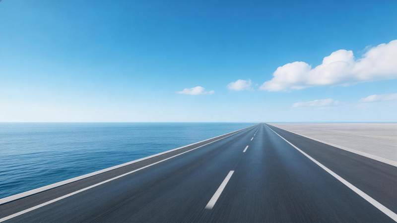 笔直公路延伸至海天交界处的开阔景象图片