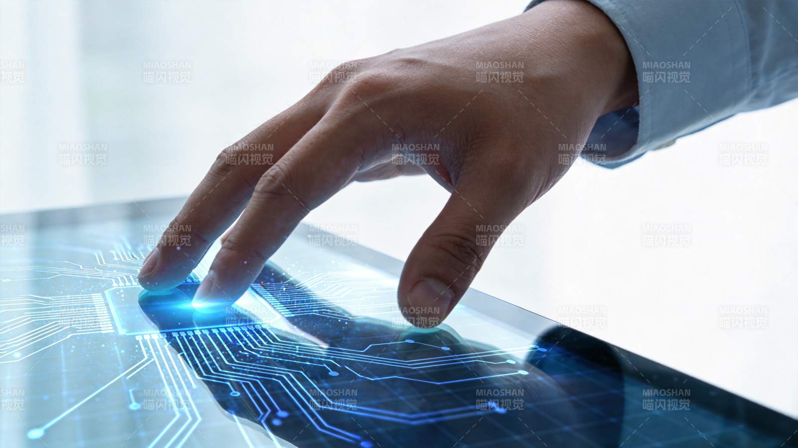 手指触控发光电路图案的透明平板设备图片