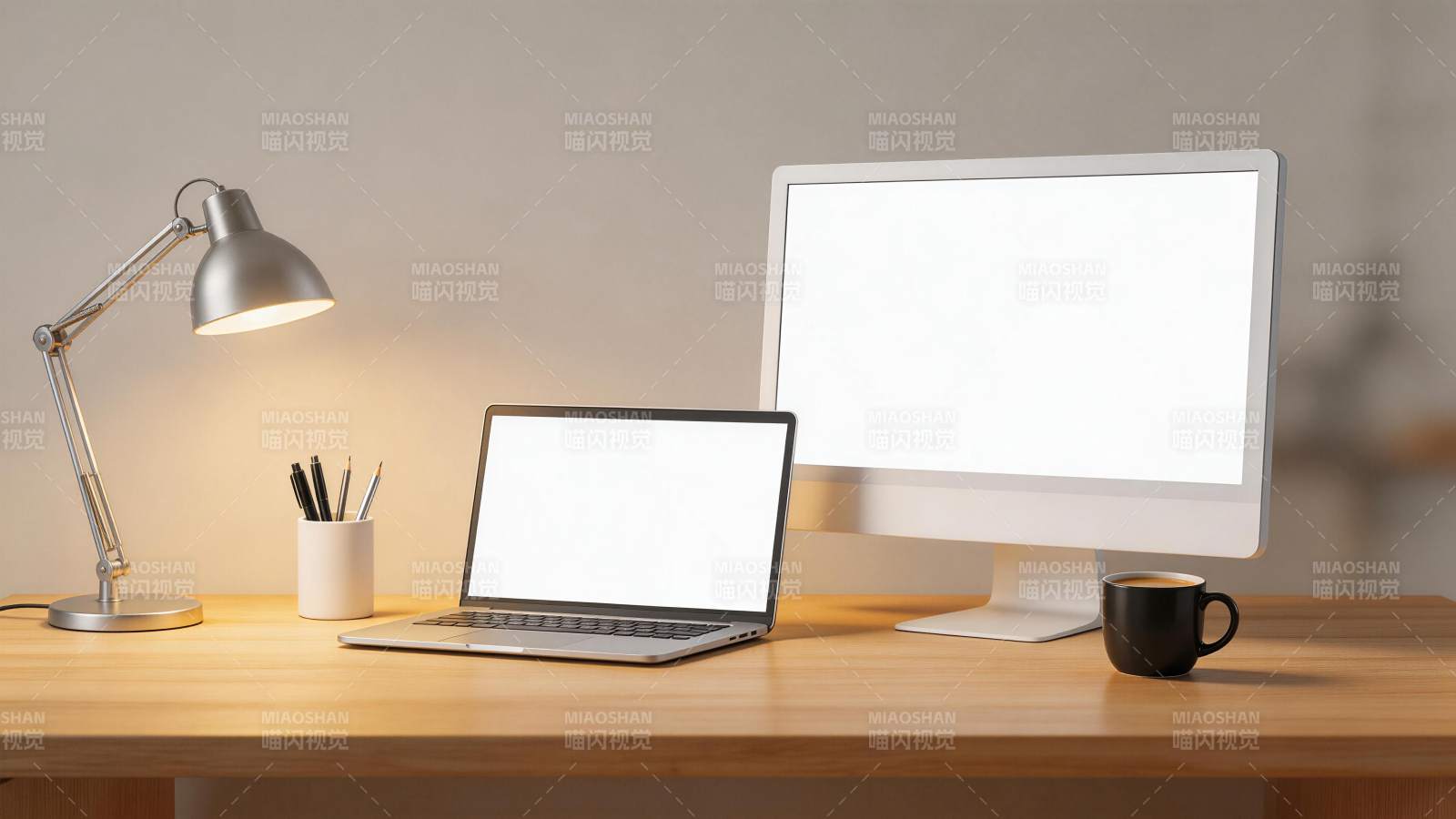 木质桌面上摆放笔记本电脑显示器台灯与咖啡图片