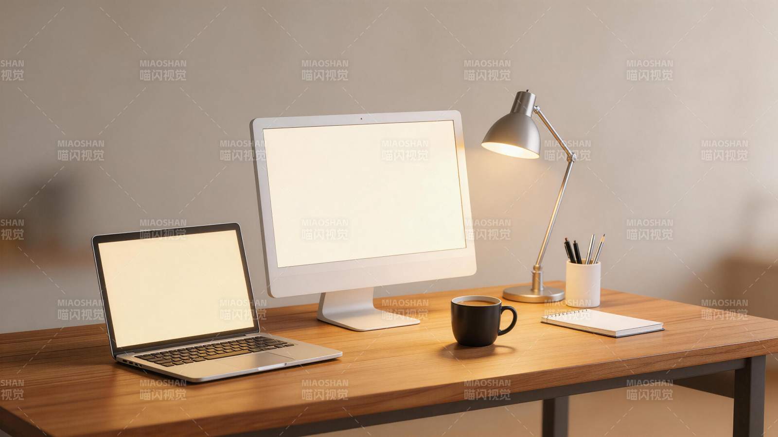 木质办公桌上摆放笔记本电脑显示器台灯咖啡图片