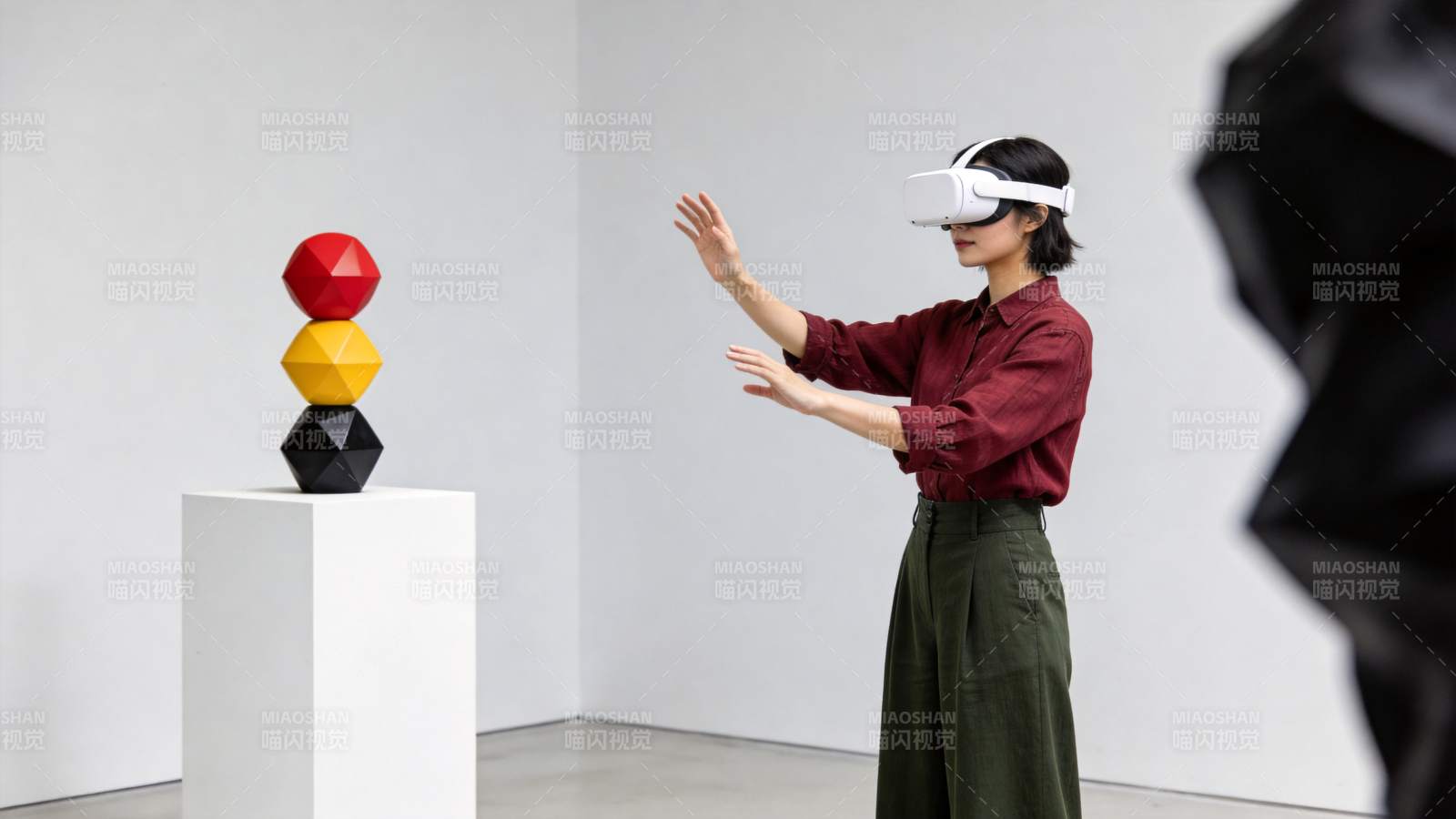 女子佩戴VR设备互动几何雕塑装置图片