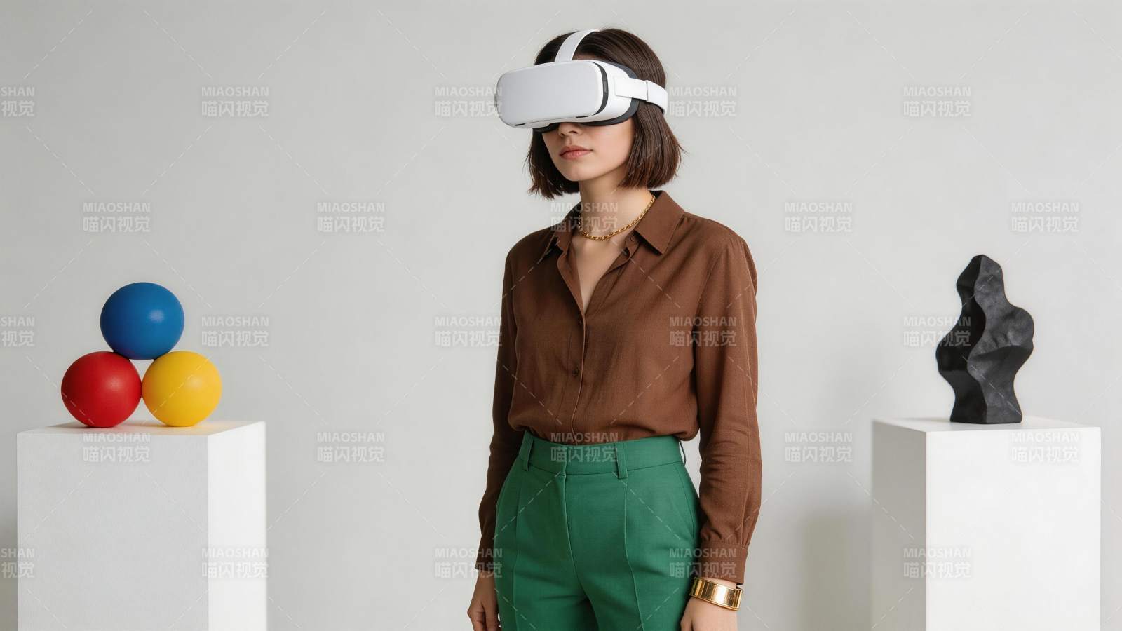 佩戴白色VR头显的女性站在艺术展品旁图片