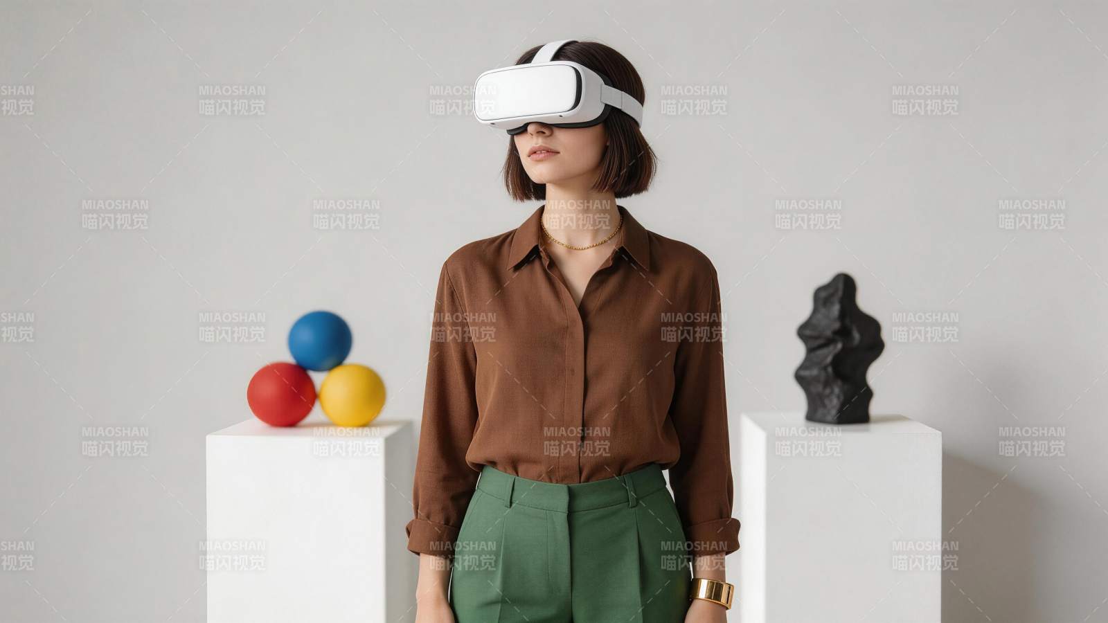 佩戴白色VR头显的女性站在展台前图片