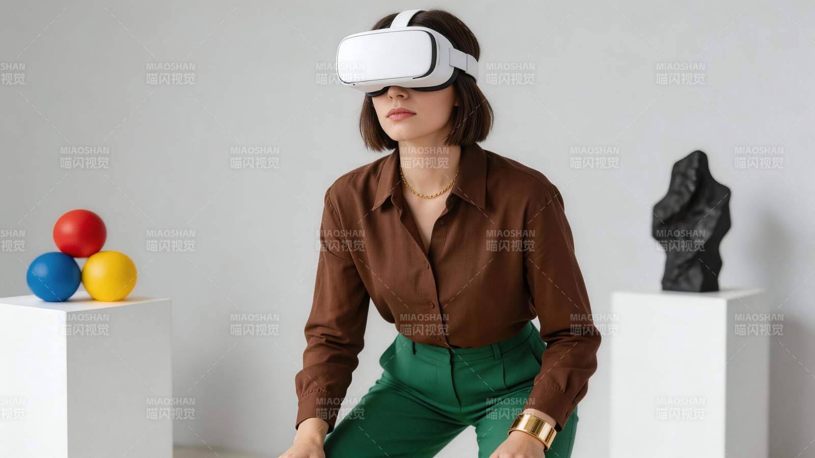 佩戴白色VR头显的女性体验虚拟现实设备图片