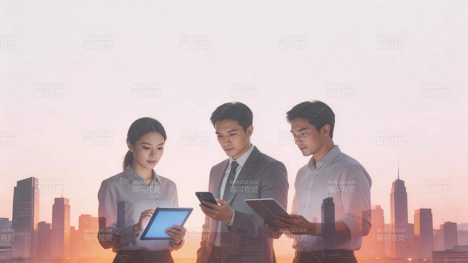 三位职场人士使用电子设备协同工作图片