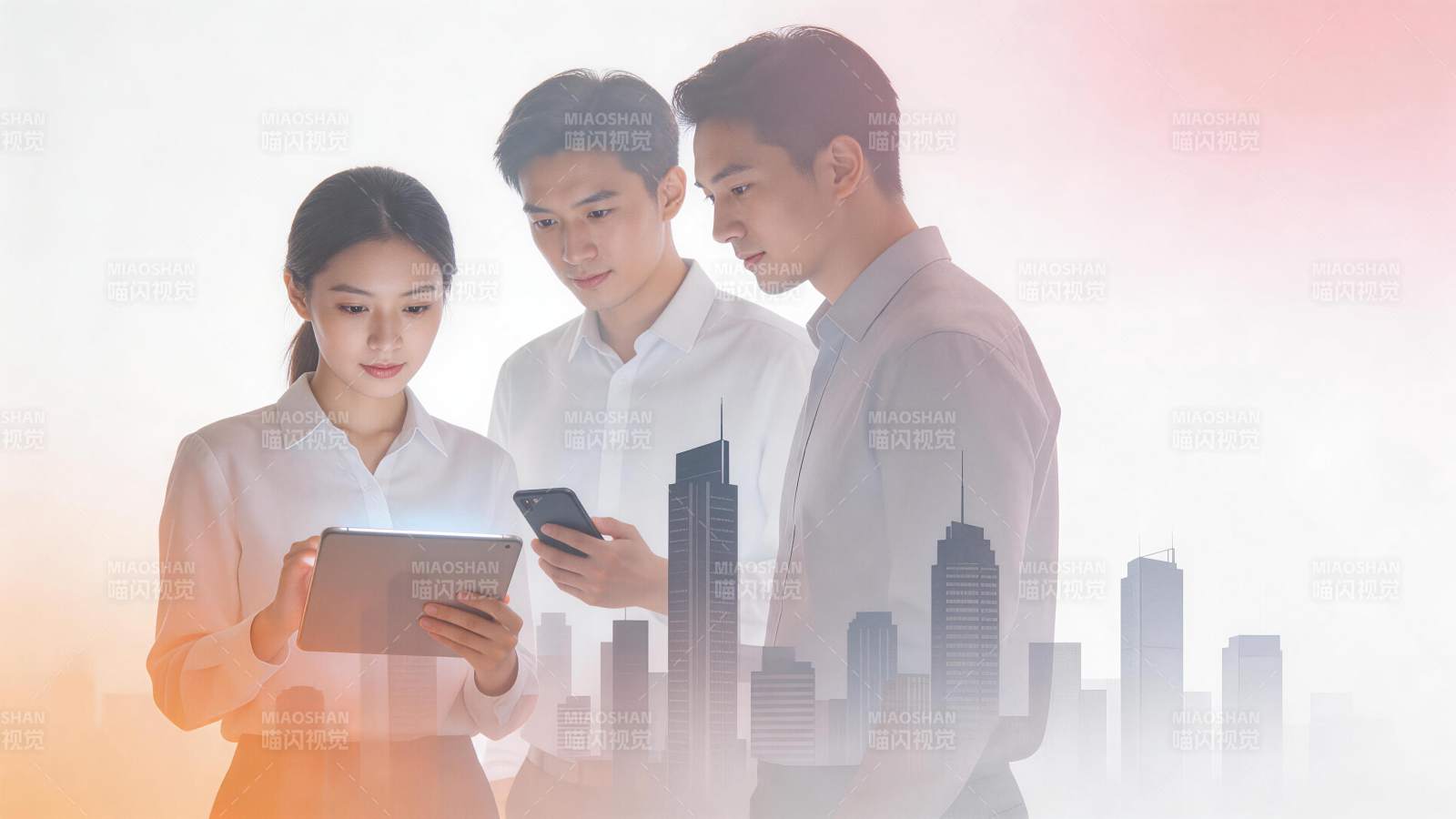 三位职场人士专注查看平板与手机屏幕内容图片