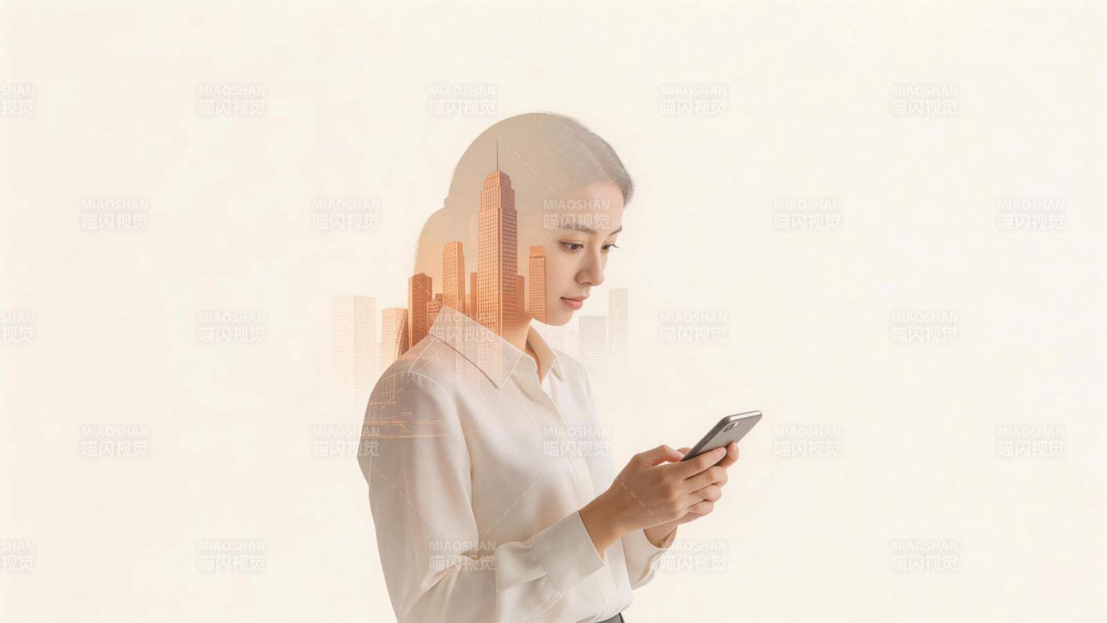 女性使用手机叠加城市建筑影像的双重曝光画图片