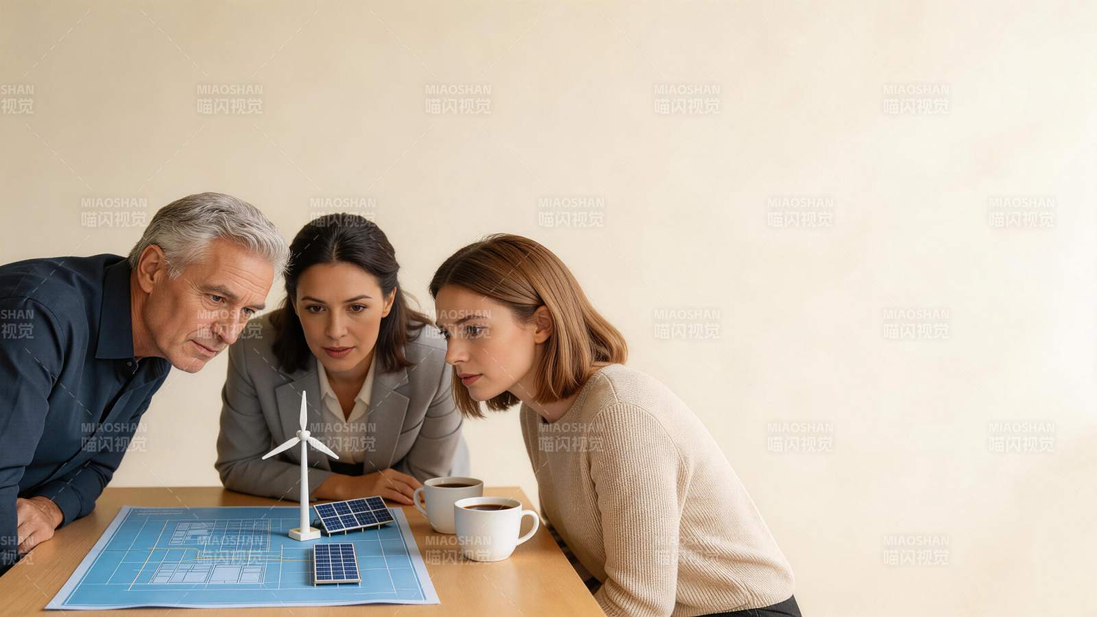 三人围看风力发电机模型与太阳能板图纸图片