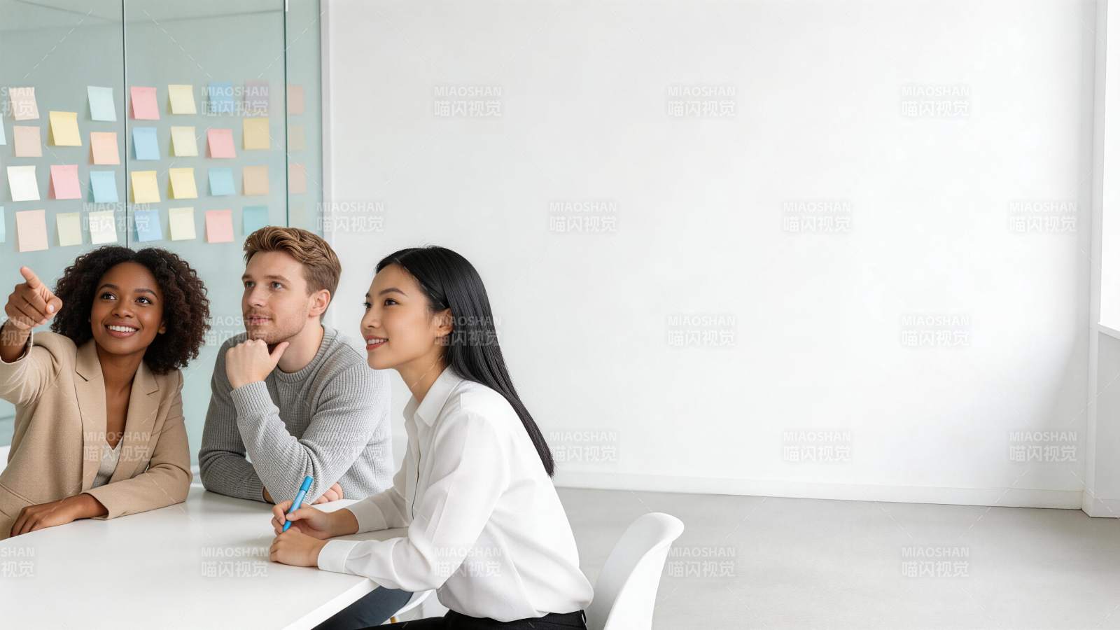 三位职场人士在会议室讨论工作内容图片