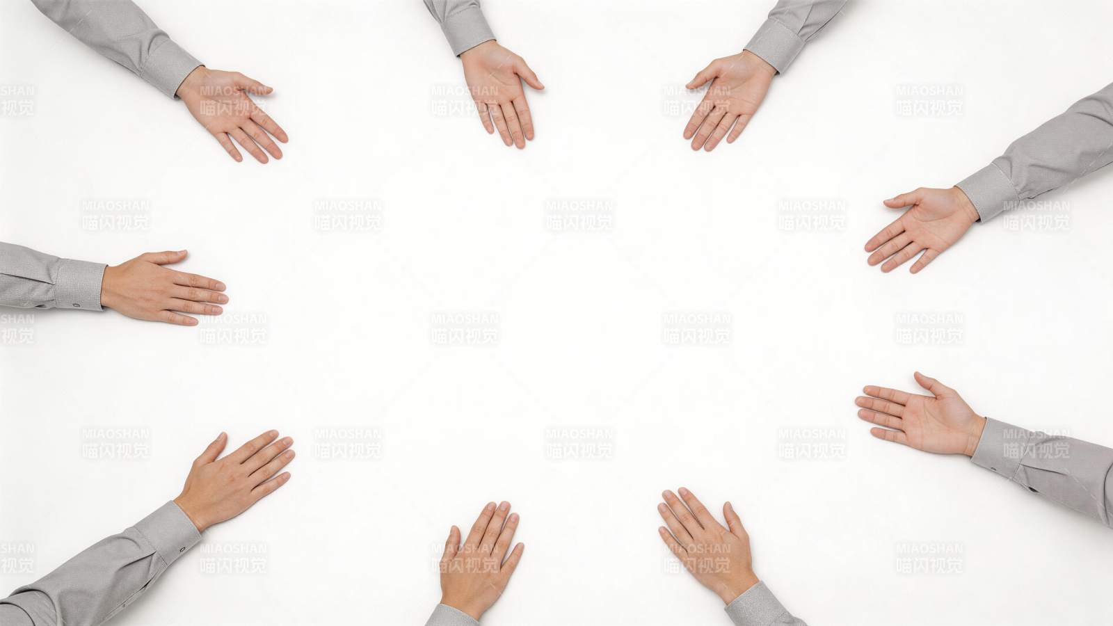 八只手围成圆圈置于白色背景上图片