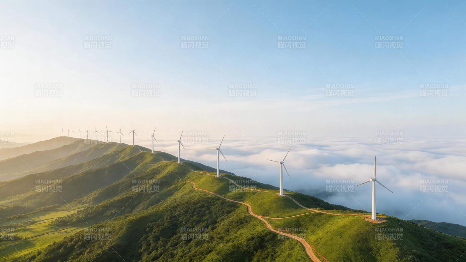 山脊线上排列的白色风力发电机群图片