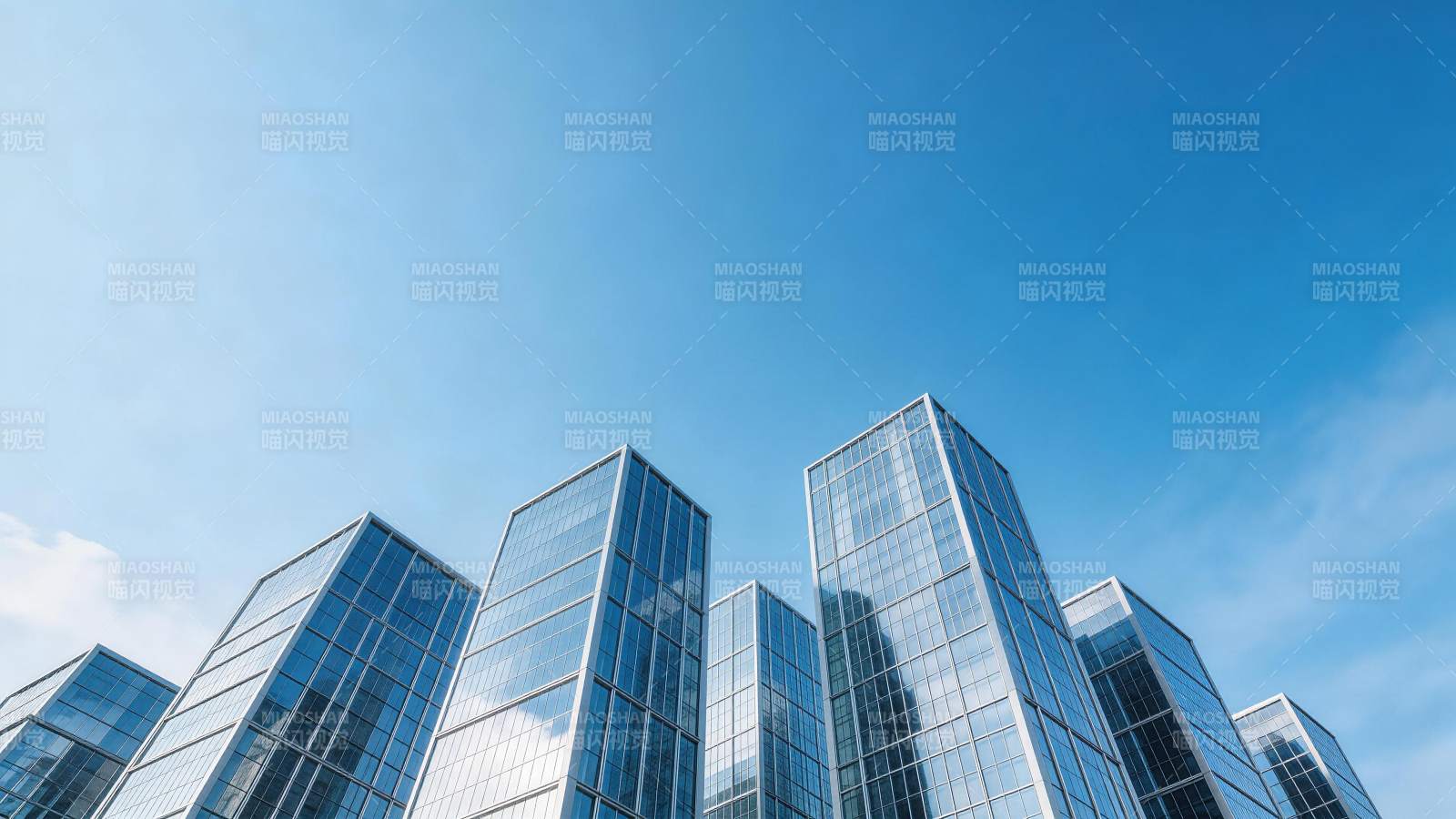 现代玻璃幕墙高楼群仰视视角蓝天背景图片