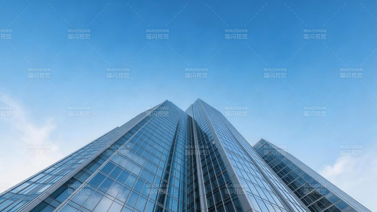仰拍视角下的现代玻璃幕墙摩天大楼群图片