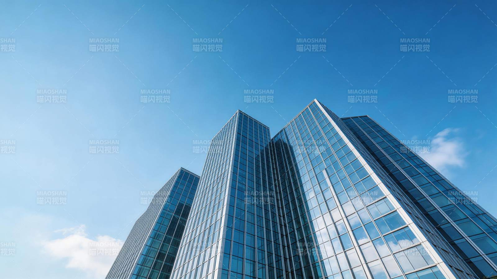 三座玻璃幕墙摩天大楼仰拍视角蓝天背景图片