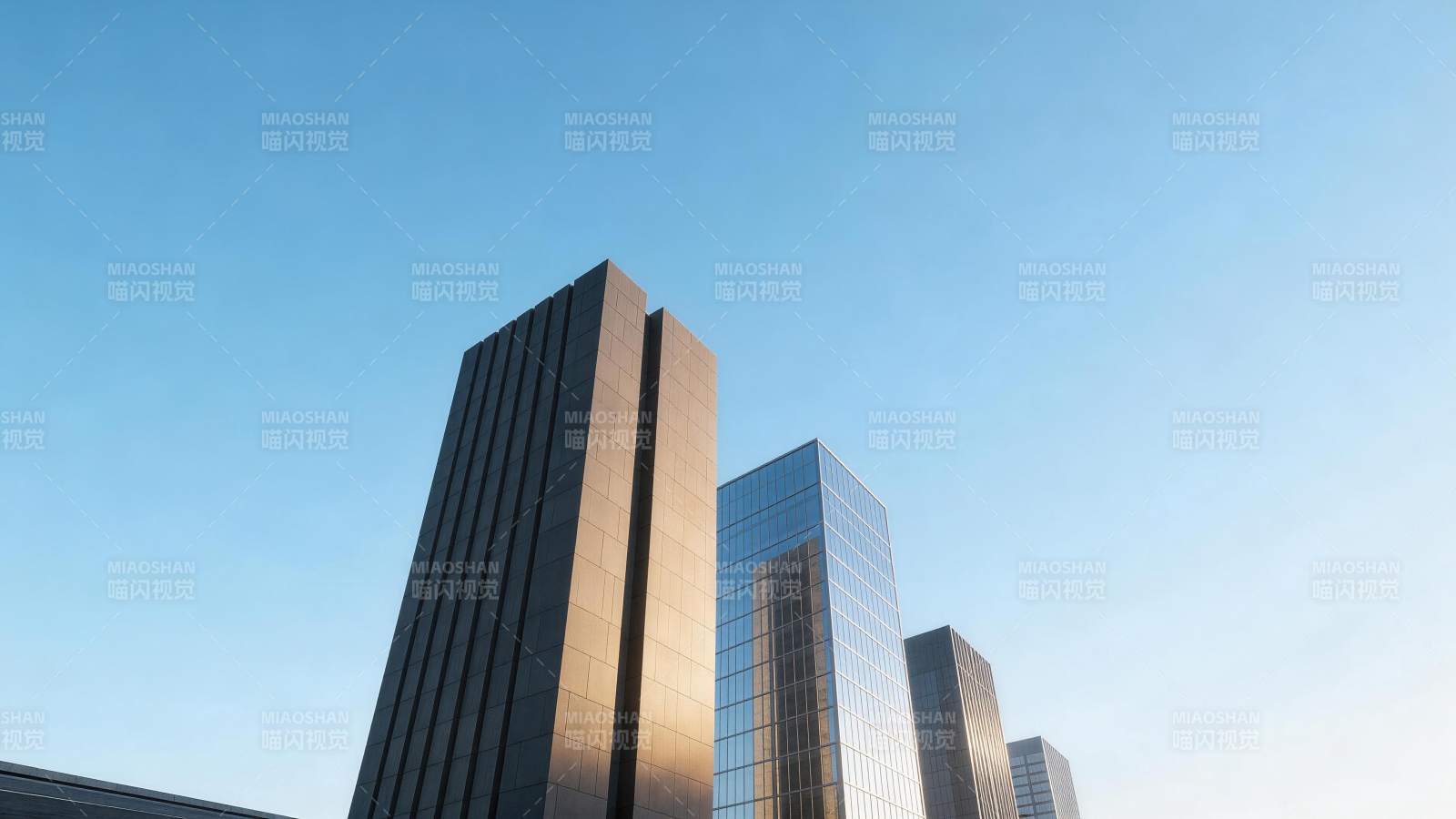 现代高层建筑群仰视视角下的城市天际线图片