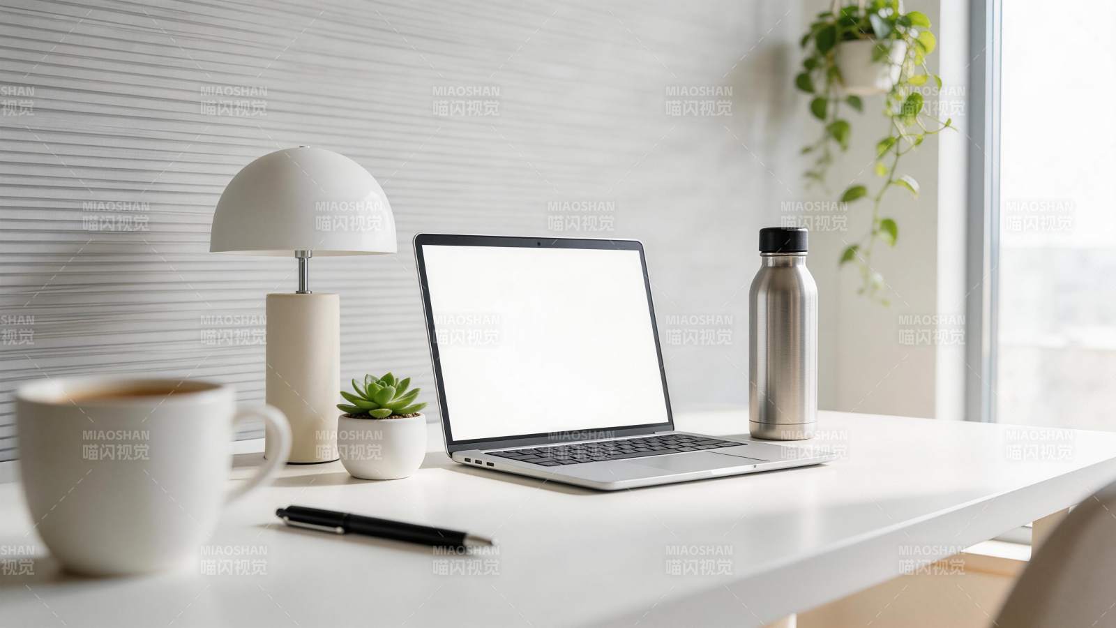 白色办公桌上摆放笔记本电脑与日常用品图片