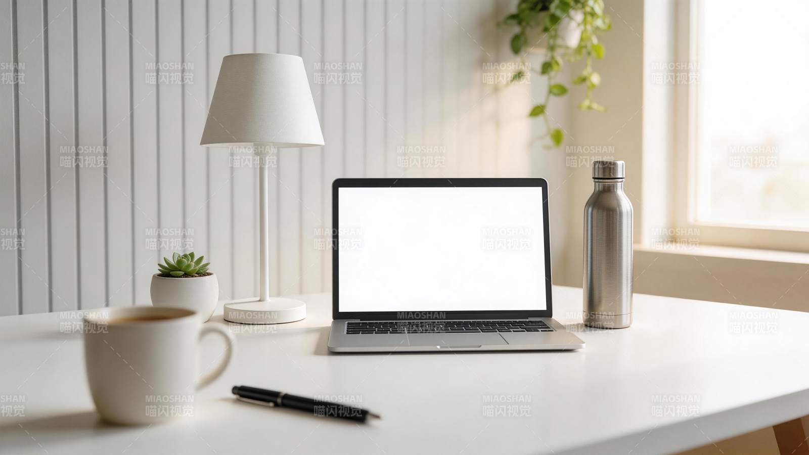 白色书桌上摆放笔记本电脑与日常办公物品图片