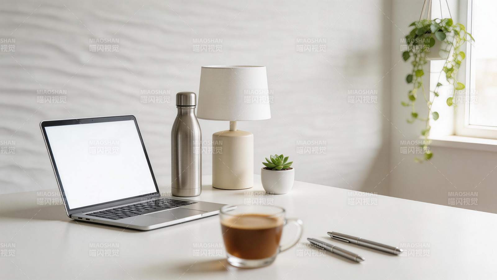 白色桌面上摆放笔记本电脑与咖啡杯等办公用图片