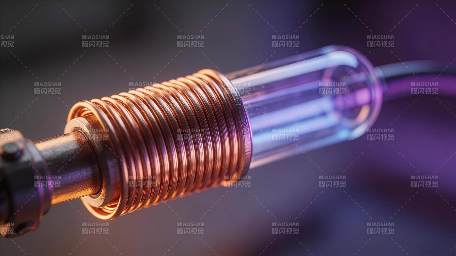 铜线圈缠绕透明玻璃管的精密电子元件特写图片