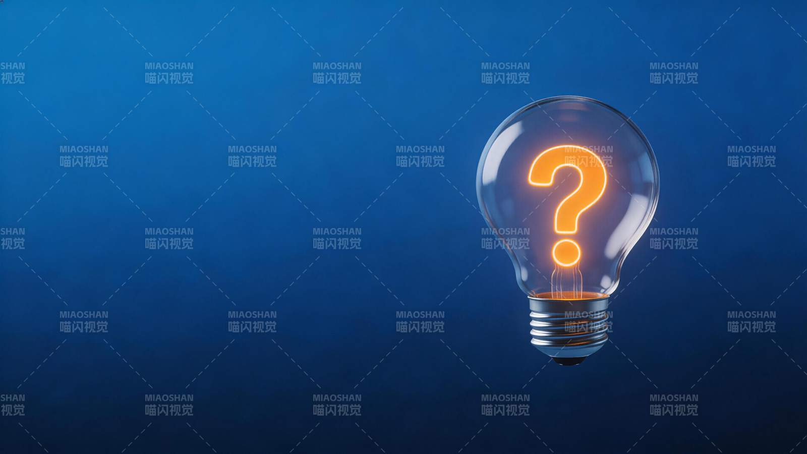 发光灯泡内悬浮橙色问号符号特写图片
