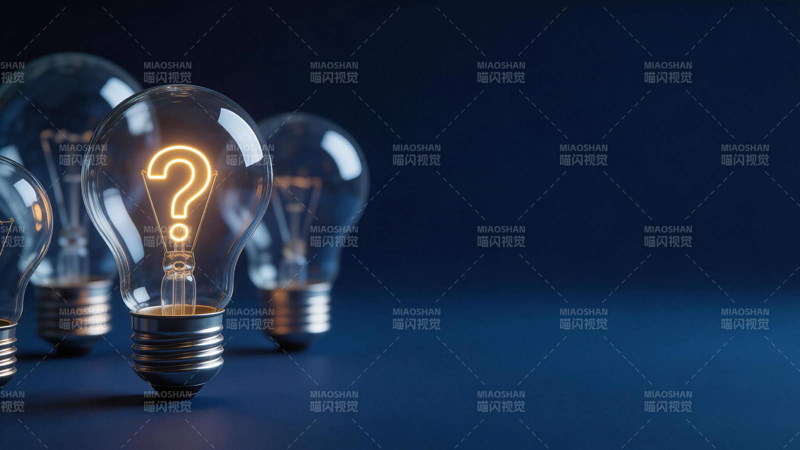 发光灯泡内呈现问号符号特写图片