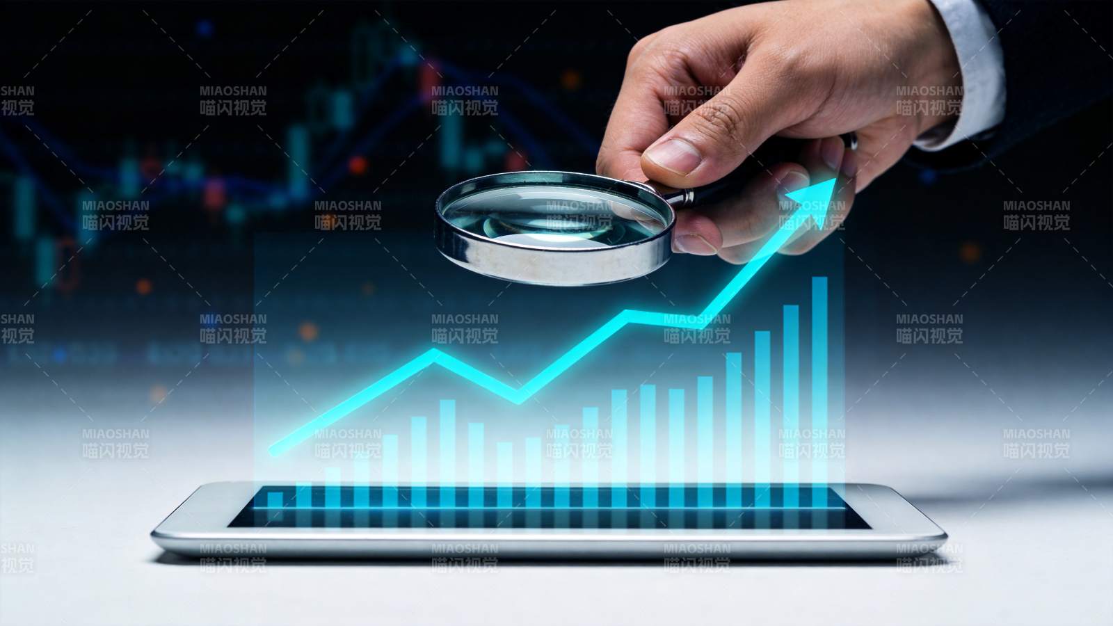 手持放大镜观察平板上上升趋势图表图片