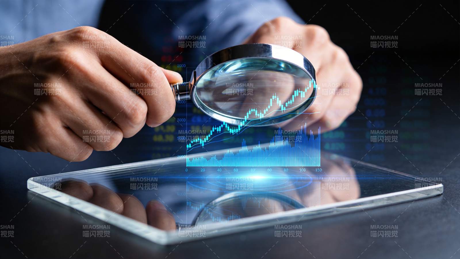 手持放大镜观察平板上蓝色金融数据图表图片