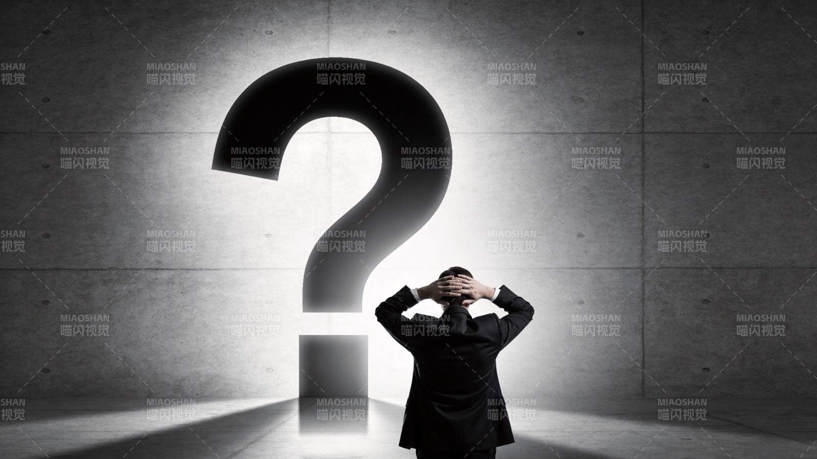 西装男子面对巨大问号陷入沉思图片
