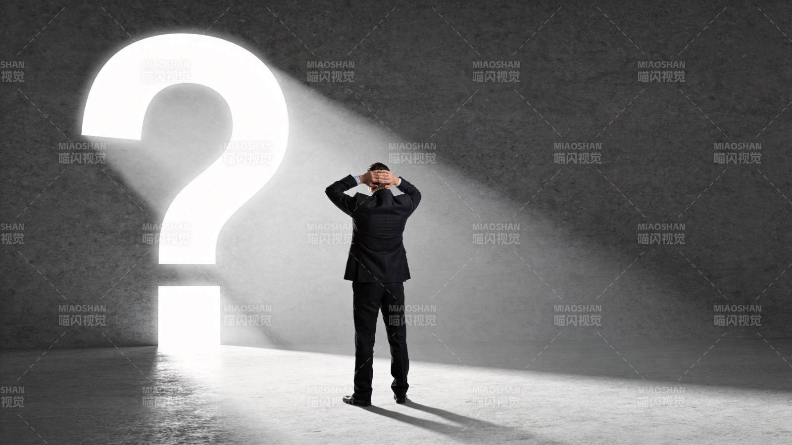 西装男子面对发光问号陷入沉思图片