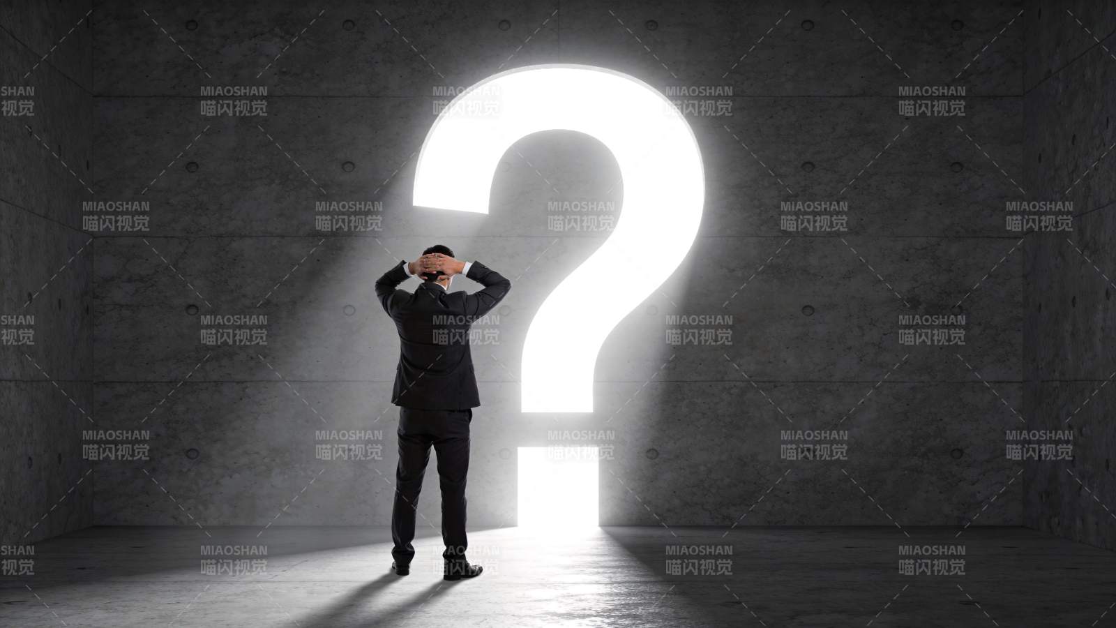 西装男子面对发光问号陷入沉思图片