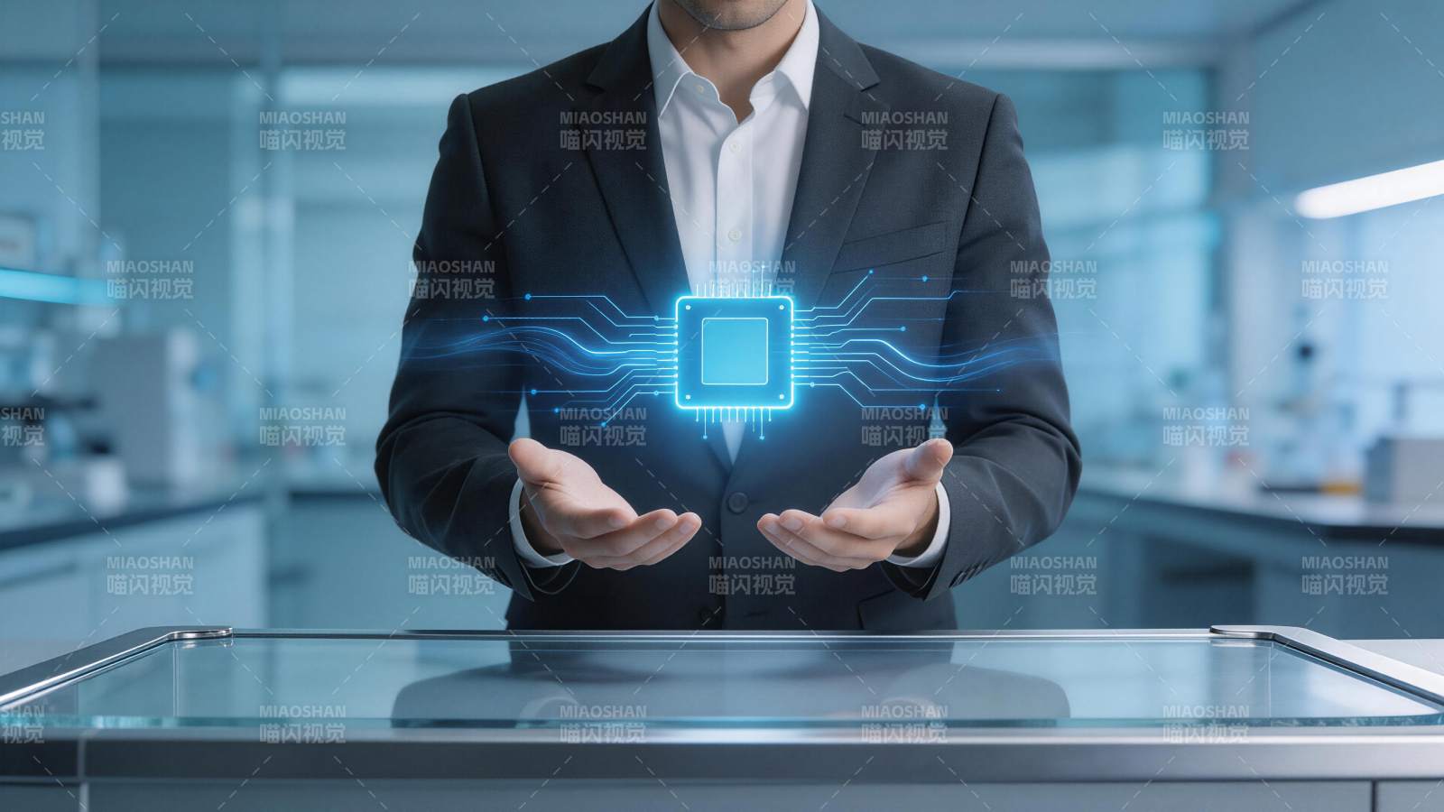 商务人士双手托举发光芯片全息影像图片