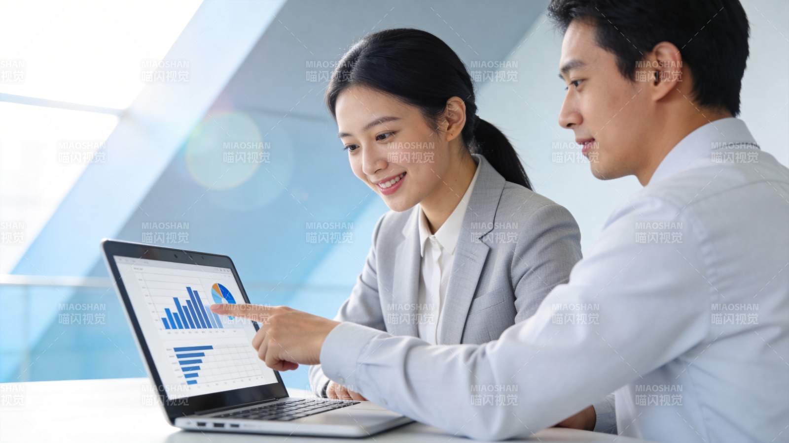 职场男女协作分析笔记本电脑图表数据图片