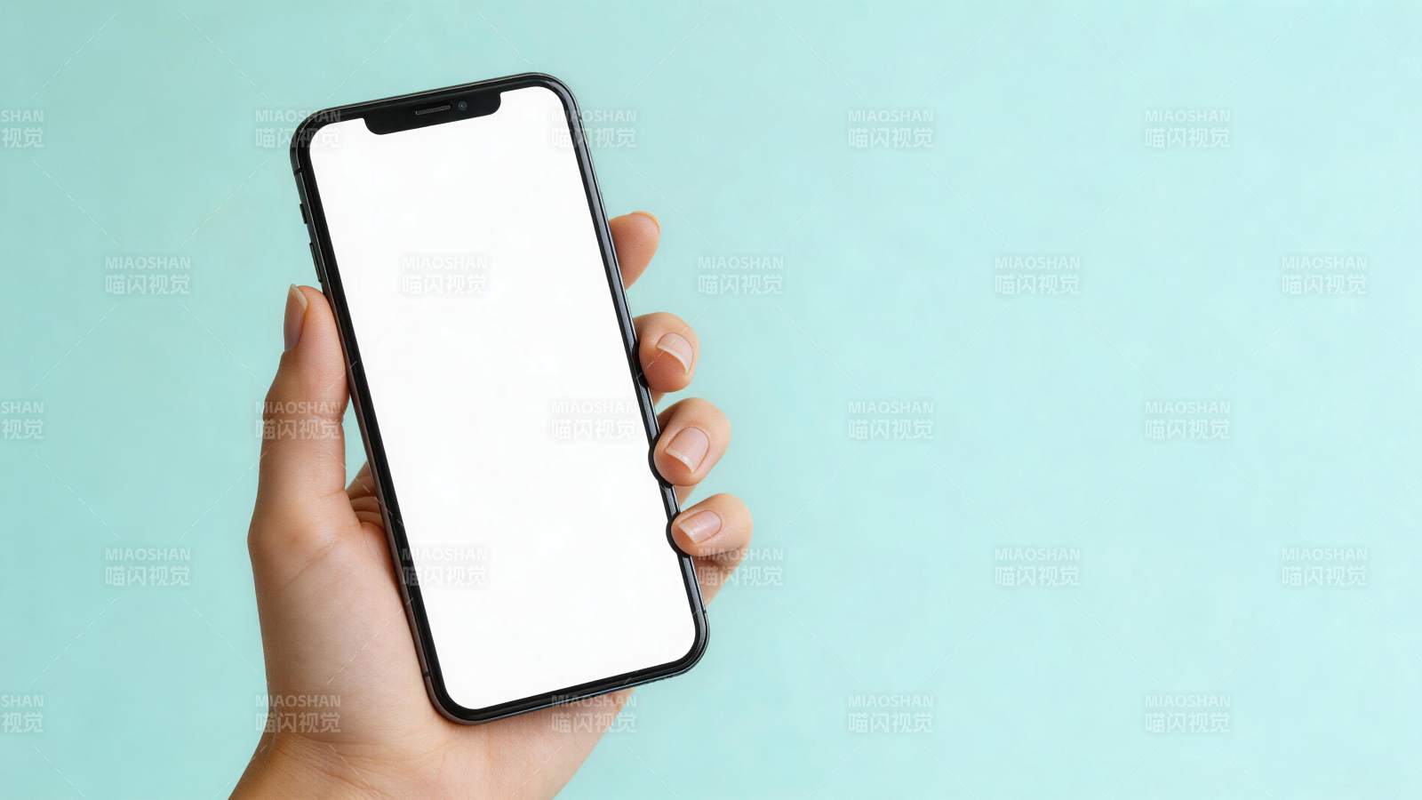 手持黑色边框智能手机屏幕空白展示图片