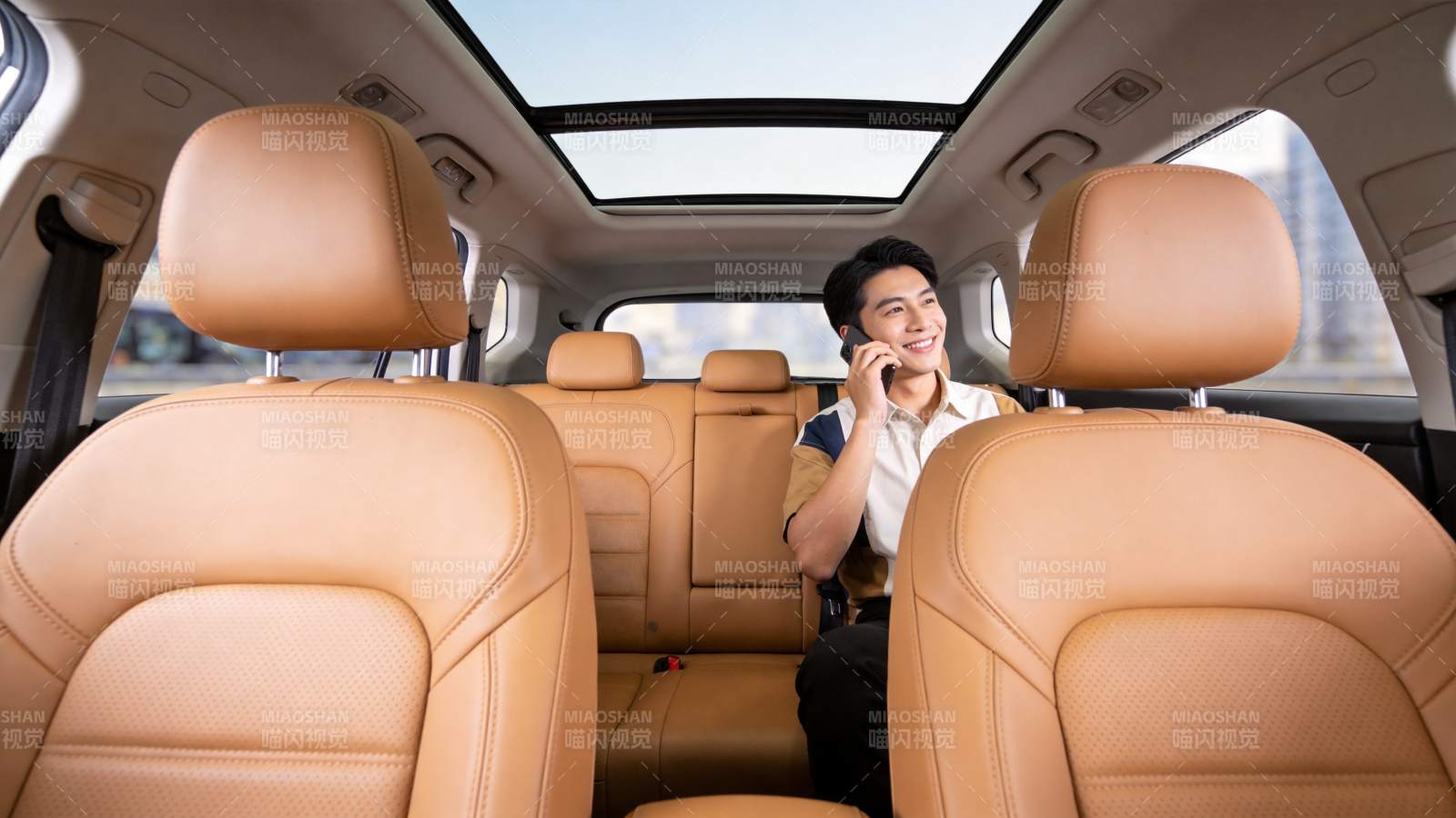 车内男子手持手机通话微笑场景图片
