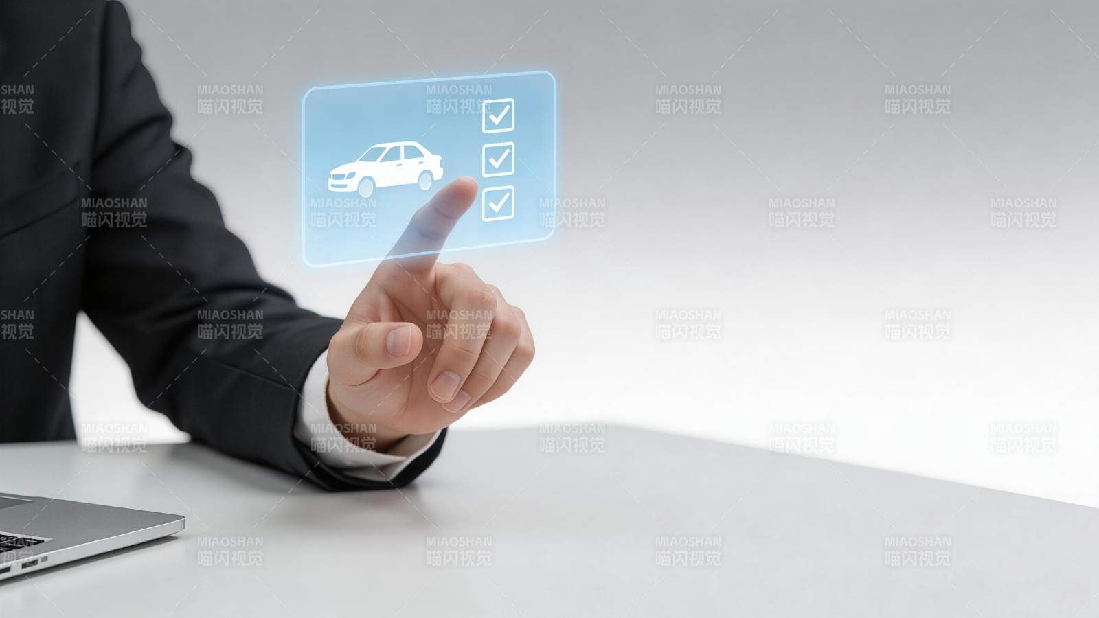 商务人士触控虚拟汽车选择界面图片