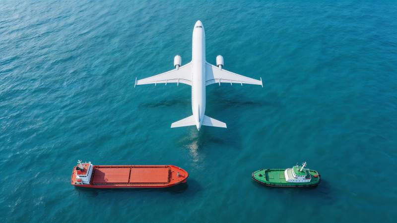 飞机货轮拖船同框海上运输场景图片