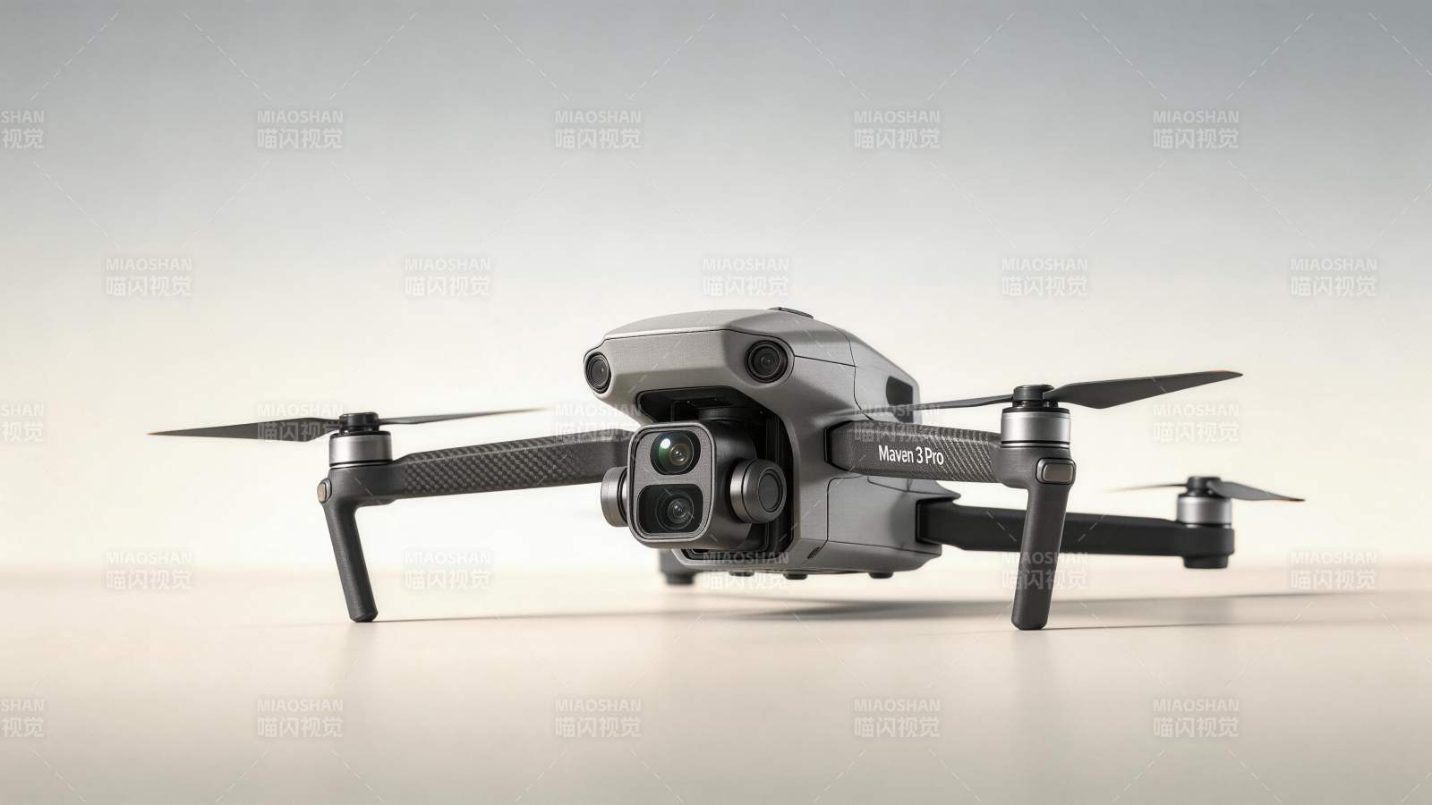 灰色Mavic 3 Pro无人机正面特写图片