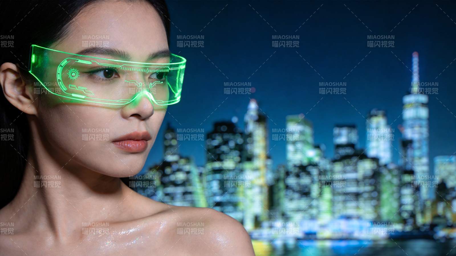 佩戴绿色全息眼镜的女性夜景肖像图片