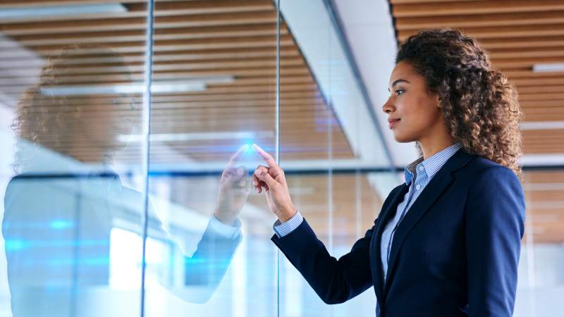 女性商务人士触控玻璃屏交互界面图片