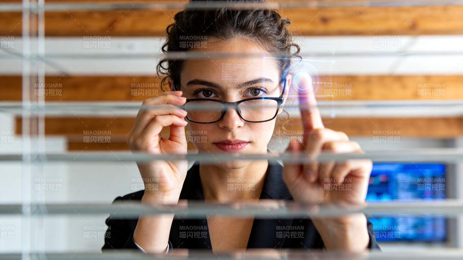 女性佩戴眼镜操作透明全息界面图片
