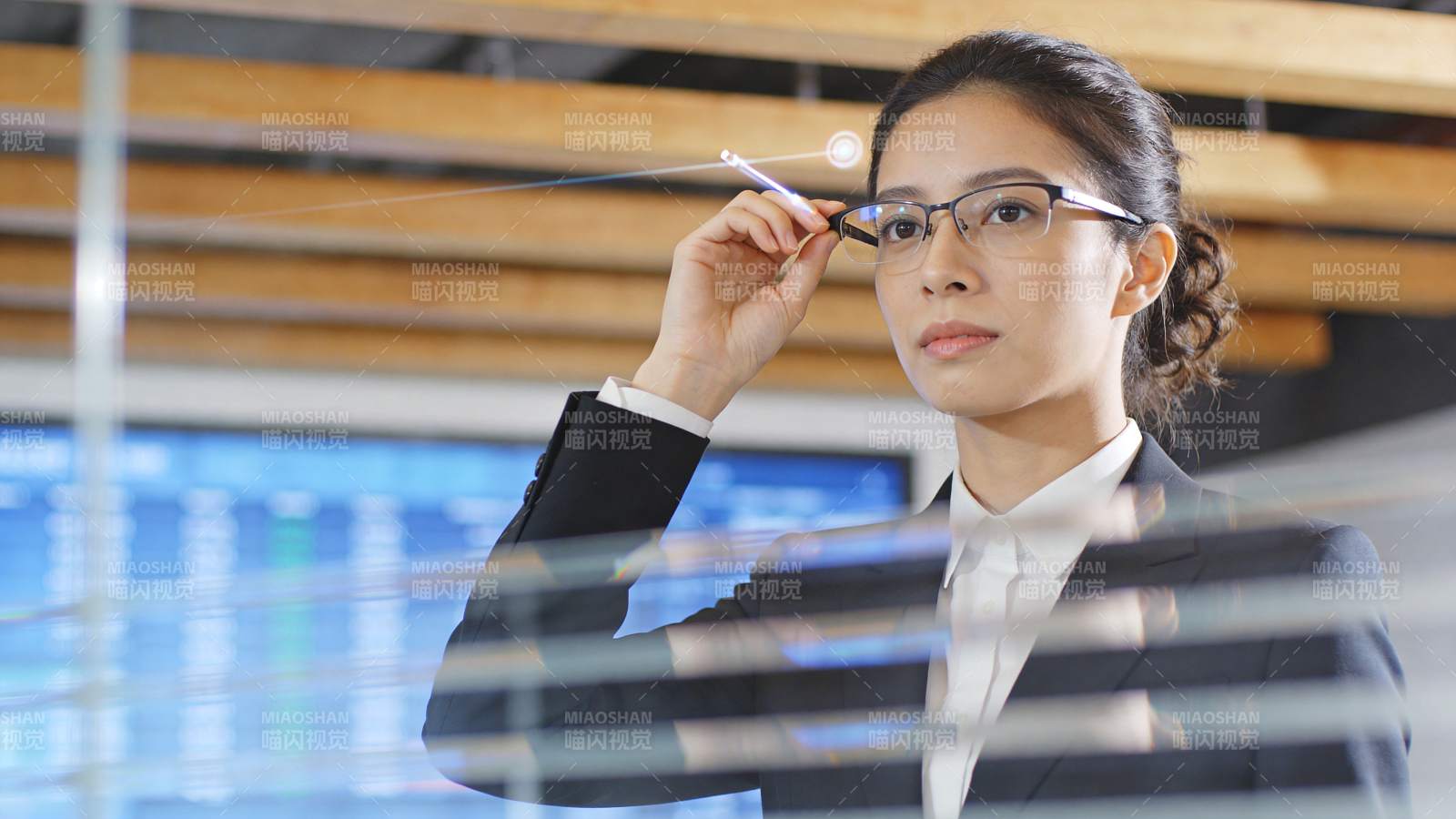 职场女性佩戴眼镜手持激光笔指向屏幕图片